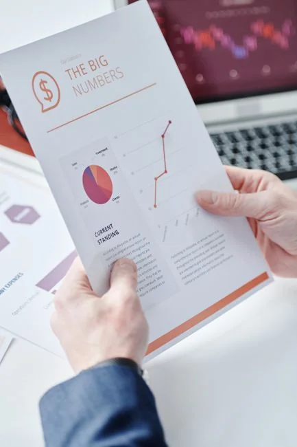 Gros plan sur une page de carnet où Social Media Marketing est écrit à la main.